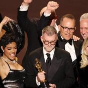 Diretor Paul Thomas Anderson (ao centro) e elenco comemoram vitória de