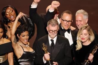 Diretor Paul Thomas Anderson (ao centro) e elenco comemoram vitória de