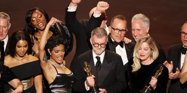 Diretor Paul Thomas Anderson (ao centro) e elenco comemoram vitória de