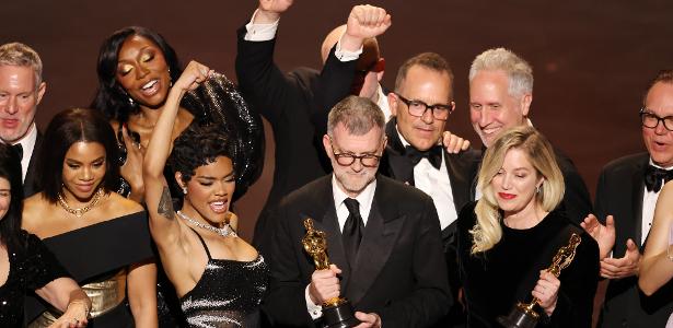 Diretor Paul Thomas Anderson (ao centro) e elenco comemoram vitória de