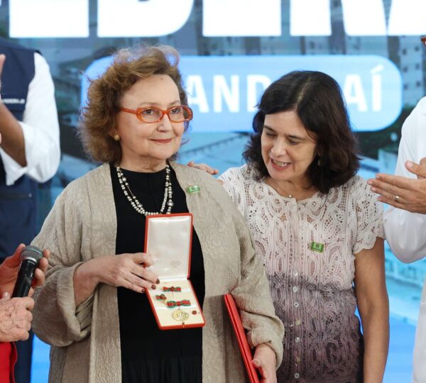 Pesquisadora Margareth Dalcolmo recebe medalha Oswaldo Cruz