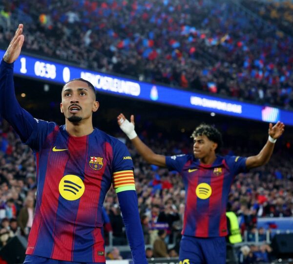 Raphinha marca dois em goleada do Barcelona na Liga dos Campeões