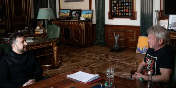 Sean Penn surge ao lado de Volodymyr Zelensky