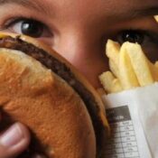 Um em cada cinco crianças e adolescentes tem sobrepeso ou obesidade