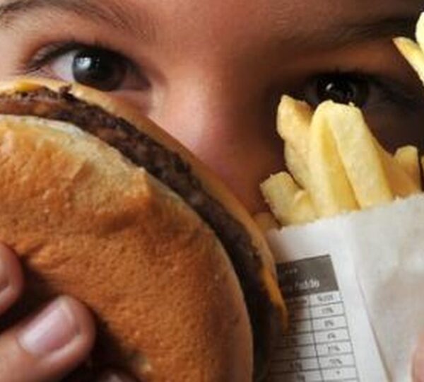 Um em cada cinco crianças e adolescentes tem sobrepeso ou obesidade