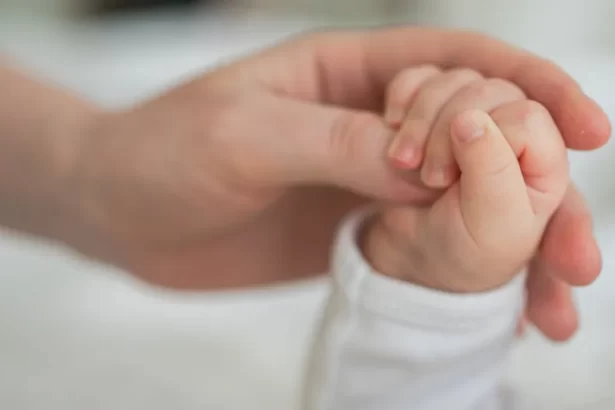 Viajar com bebê exige atenção à vacinação e ao destino antes de embarcar