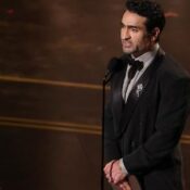 Kumail Nanjiani anunciando o empate no Oscar de melhor curta-metragem em live action