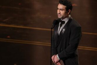 Kumail Nanjiani anunciando o empate no Oscar de melhor curta-metragem em live action