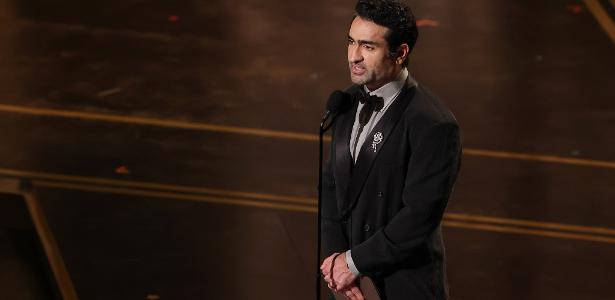 Kumail Nanjiani anunciando o empate no Oscar de melhor curta-metragem em live action