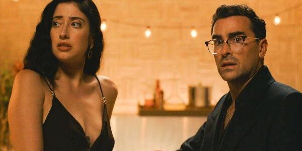 Taylor Ortega e Dan Levy como os irmãos forçados ao crime em