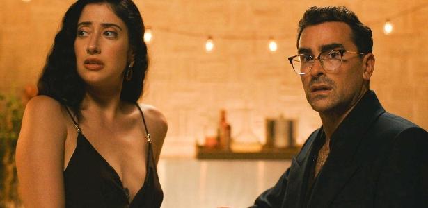 Taylor Ortega e Dan Levy como os irmãos forçados ao crime em