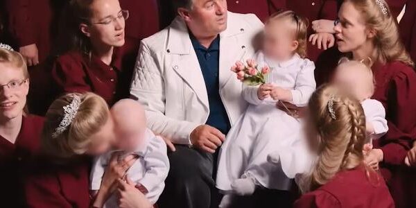 Cena do documentário "Confie em Mim: O Falso Profeta"