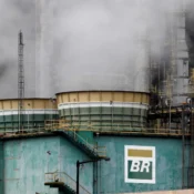 Acidente em refinaria da Petrobras em Minas deixa trabalhador gravemente ferido