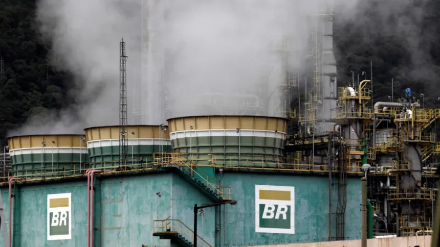 Acidente em refinaria da Petrobras em Minas deixa trabalhador gravemente ferido