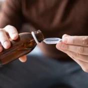 Anvisa manda retirar do mercado substância usada em xaropes para tosse