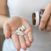 Anvisa proíbe 52 lotes de suplemento alimentar por risco de contaminação com Salmonella