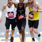 Brasileiro vira manchete por ato de empatia na Maratona de Boston
