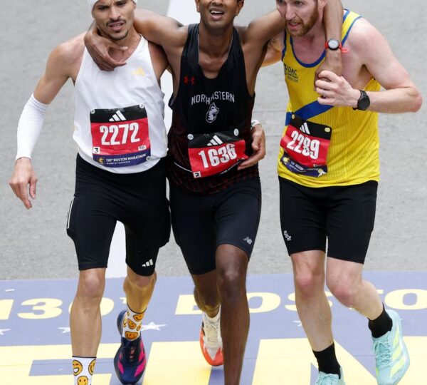 Brasileiro vira manchete por ato de empatia na Maratona de Boston