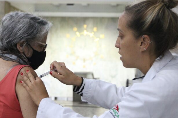 Butantan busca voluntários para teste de vacina da gripe para idosos