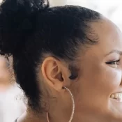 Cantora gospel de 21 anos morre após acidente em brinquedo de parque