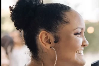 Cantora gospel de 21 anos morre após acidente em brinquedo de parque