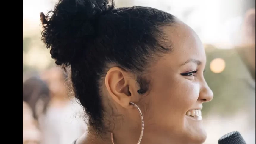 Cantora gospel de 21 anos morre após acidente em brinquedo de parque