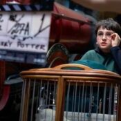 O ator Dominic McLaughlin como Harry Potter em cena do documentário sobre a nova série