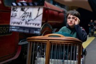 O ator Dominic McLaughlin como Harry Potter em cena do documentário sobre a nova série