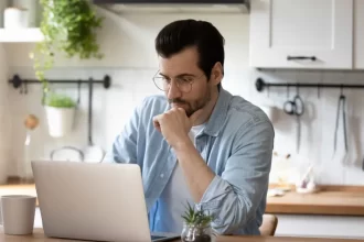 Emojis no trabalho podem prejudicar sua imagem profissional, diz estudo