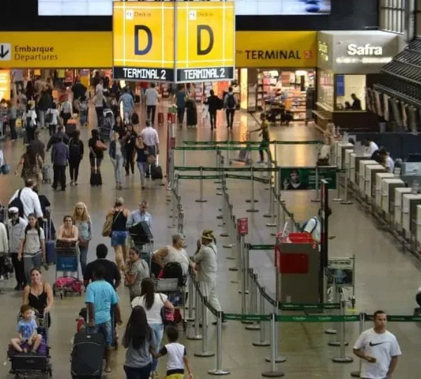 Família egípcia impedida de entrar no Brasil está confinada em aeroporto de Guarulhos há 16 dias