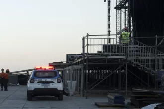 Homem morre em montagem do palco da cantora Shakira em Copacabana
