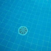 Menina de 12 anos morre após cabelo ser sugado por ralo de piscina em SP