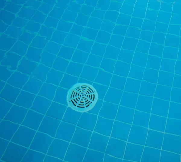 Menina de 12 anos morre após cabelo ser sugado por ralo de piscina em SP