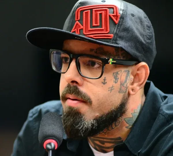 O rock pode ficar nichado, diz Tico Santa Cruz, com novo disco do Detonautas