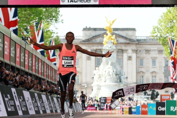 Queniano se torna primeiro atleta a correr maratona abaixo de 2 horas