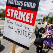 Roteiristas protestam em frente à Universal Studios, em Los Angeles.