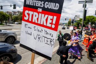 Roteiristas protestam em frente à Universal Studios, em Los Angeles.