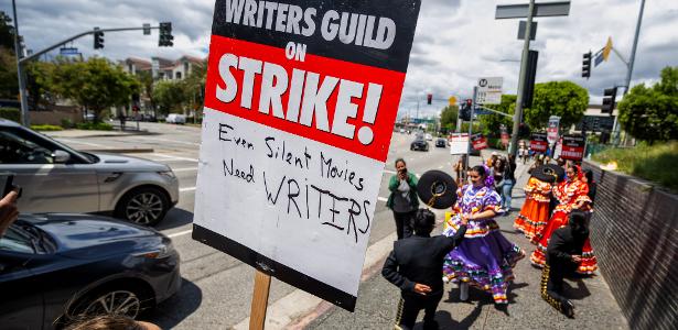 Roteiristas protestam em frente à Universal Studios, em Los Angeles.