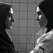 Zar Amir Ebrahimi e Arienne Mandi em cena de