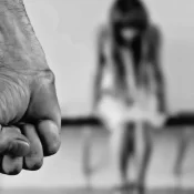 Violência levou ao menos 900 mulheres por dia a unidades de saúde no país em 2025