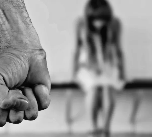 Violência levou ao menos 900 mulheres por dia a unidades de saúde no país em 2025