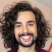 Vitor diCastro fala de luto após término de relação gay em peça: 'Exatamente o que eu vivi'