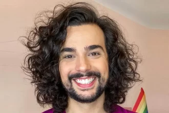 Vitor diCastro fala de luto após término de relação gay em peça: 'Exatamente o que eu vivi'