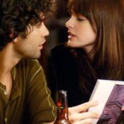 Anne Hathaway e Adrian Grenier em cena no filme "O Diabo Veste Prada" (2006)