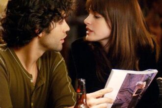 Anne Hathaway e Adrian Grenier em cena no filme "O Diabo Veste Prada" (2006)
