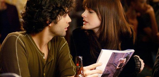 Anne Hathaway e Adrian Grenier em cena no filme "O Diabo Veste Prada" (2006)