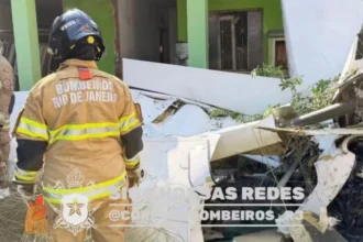 Avião cai em área residencial de Nova Iguaçu, no Rio, e piloto morre