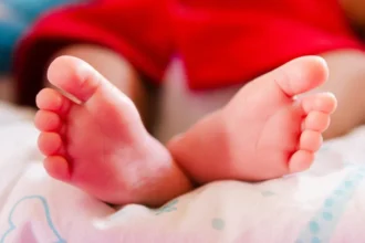 Bebê é encontrado abandonado entre muros de casas na Paraíba