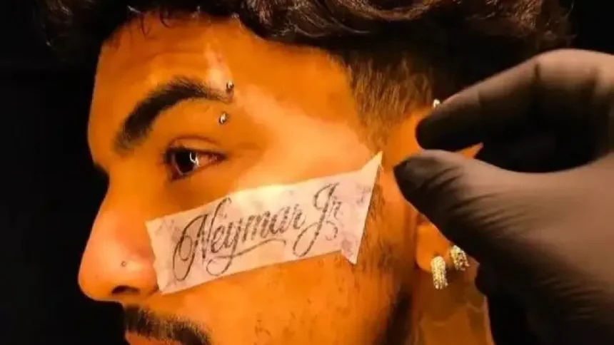 Fã tatua nome de Neymar no rosto após convocação para a Copa