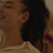 Filme com Charli XCX desafia padrões de Hollywood